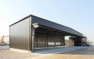 トーザイ貿易株式会社　重機機材倉庫