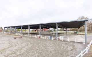 乗馬クラブ　スタリオンステーブル　屋根つき馬場
