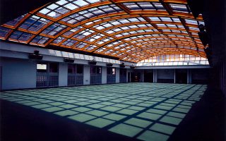 新宿区立花園小学校 プール・第２アリーナ開閉式ドーム屋根