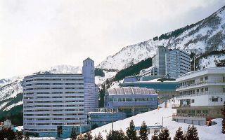 ツインタワー石打プール屋根