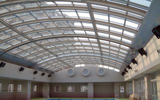 文京区立窪町小学校 開閉式ドーム屋根