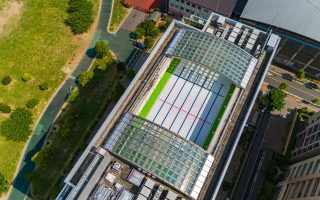 荒川区立汐入東小学校 屋上プール開閉式屋根