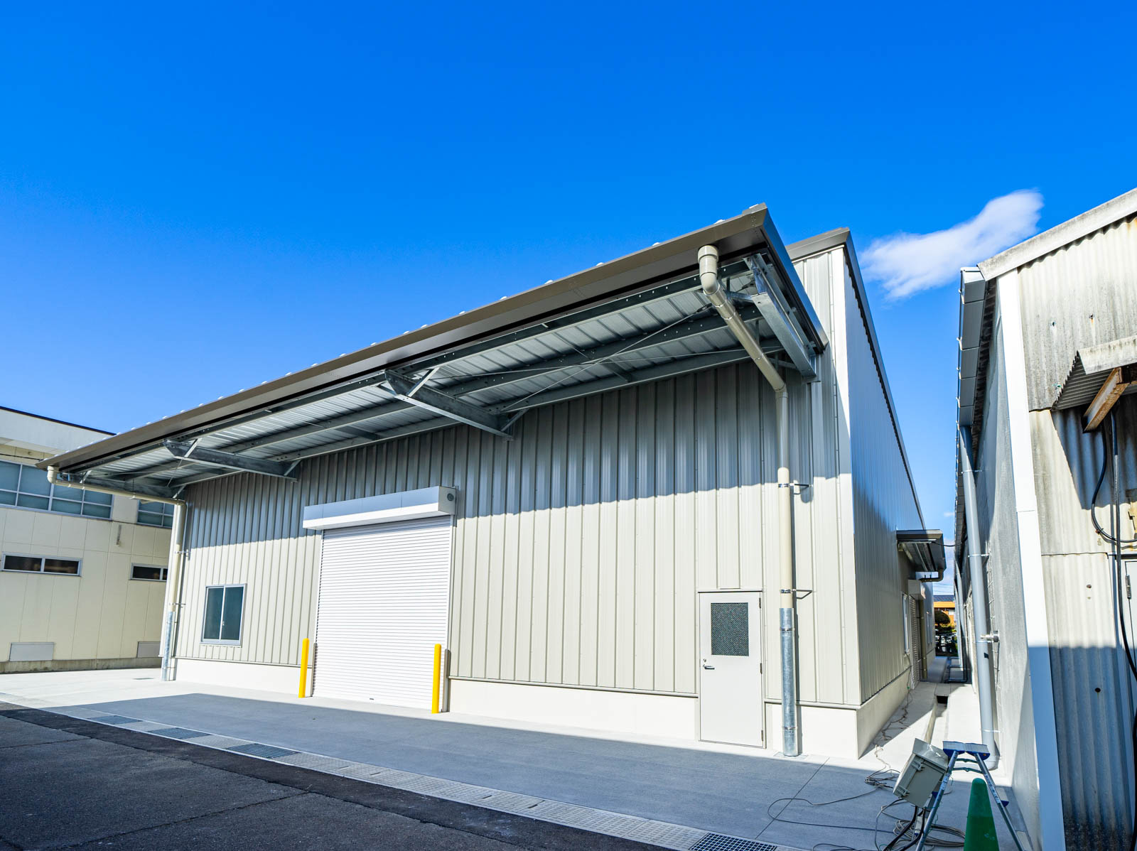 滋賀麻工業株式会社 本社工場新倉庫棟 - システム建築実績No.1 横河ブリッジシステム建築
