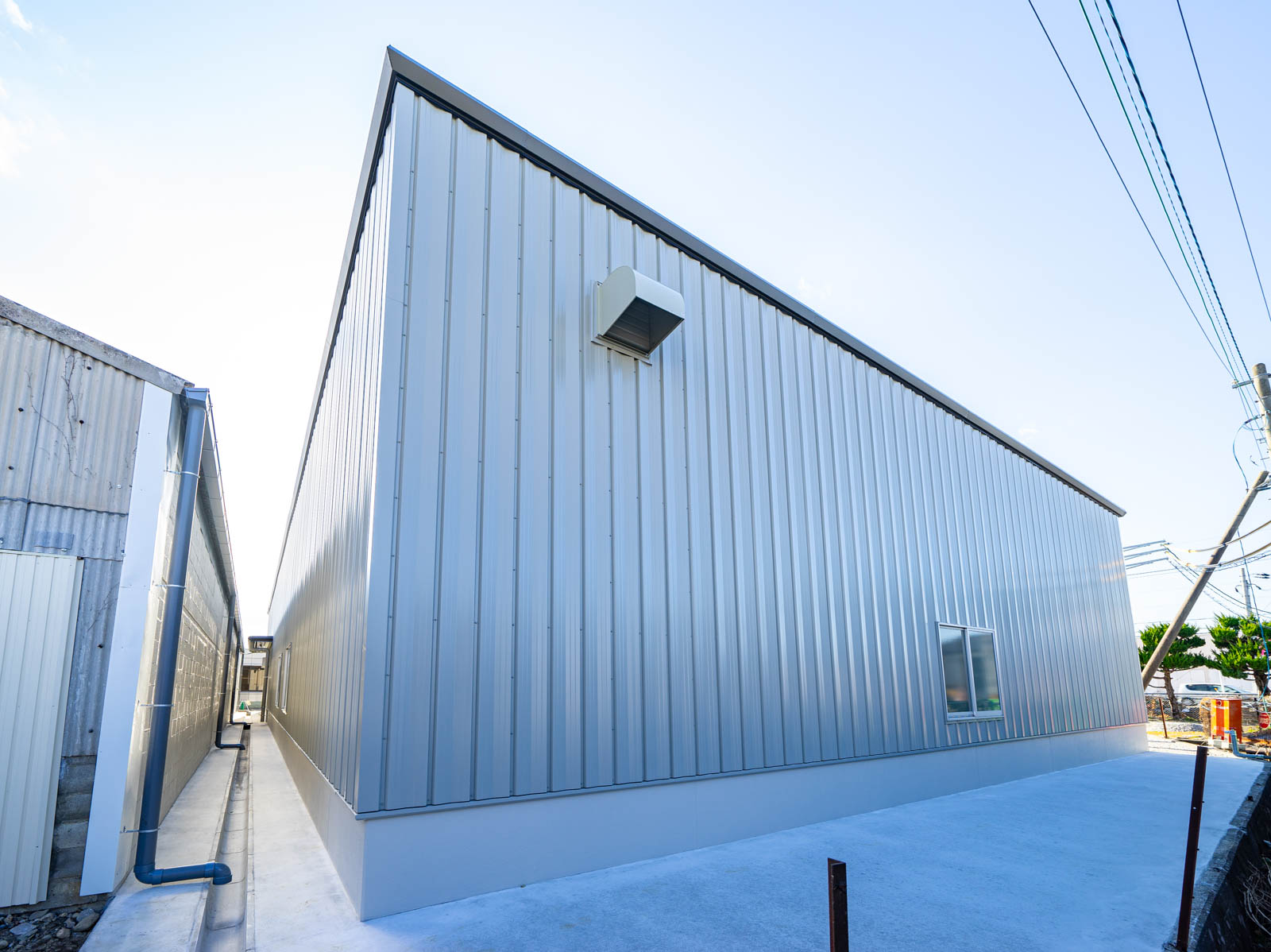 滋賀麻工業株式会社 本社工場新倉庫棟 - システム建築実績No.1 横河ブリッジシステム建築